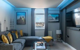 Montpellier Apartment- The Heart Of Harrogate Town Centre- One Minute Walk From The Famous Betty'S Tea Room Extremely Quiet Entire Apartment With Homely Living Room Huge Tv And Sound Bar With A Huge Comfy Super King Size Beds Sleeps Four